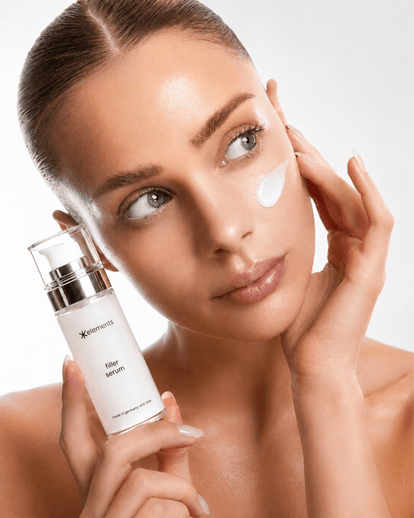 Frau trägt Filler Serum für sofortigen Glättungseffekt auf die Haut auf