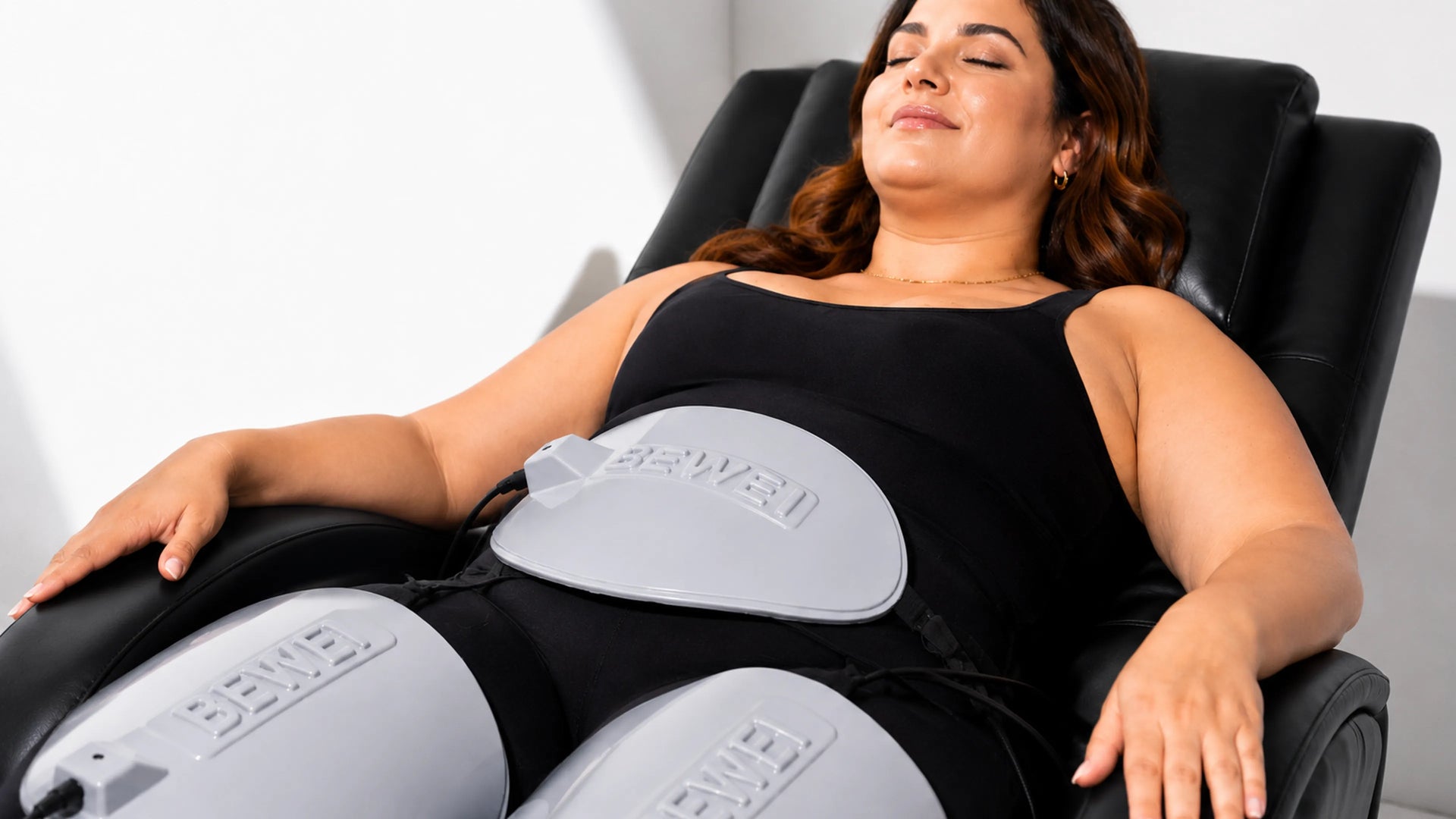 Entspannte Frau bei der BEWEI Body Anwendung im Liegesessel – kühlkraft Vitalstudio