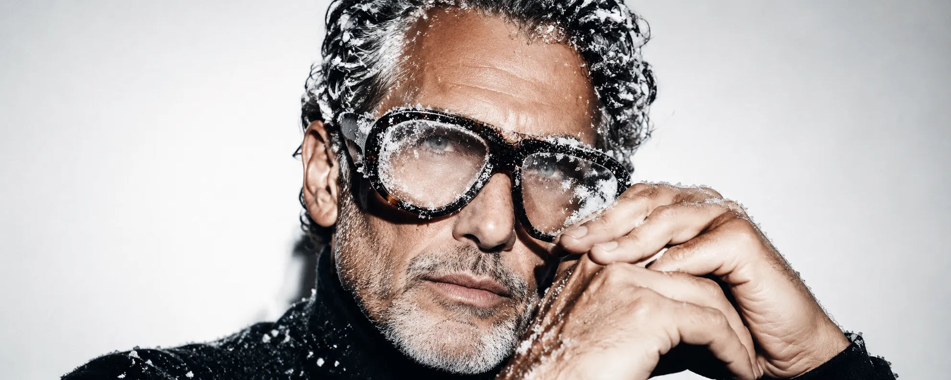 Mann mit schneebedeckter Brille als Sinnbild für Kälteanwendung Alpha Cooling
