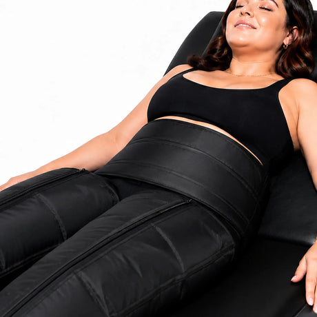 Entspannte Frau während einer mechanischen Lymphdrainage