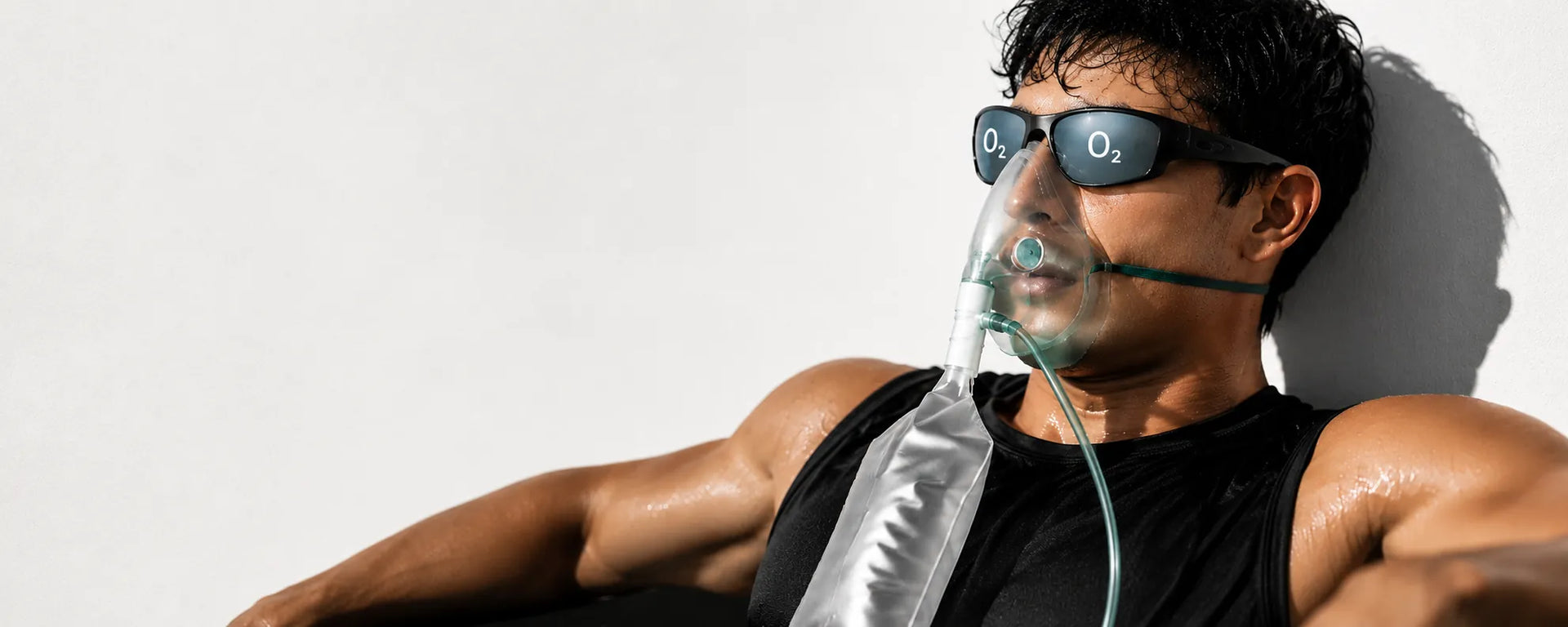 Mann mit Sauerstoffmaske bei hyperbarer Sauerstofftherapie