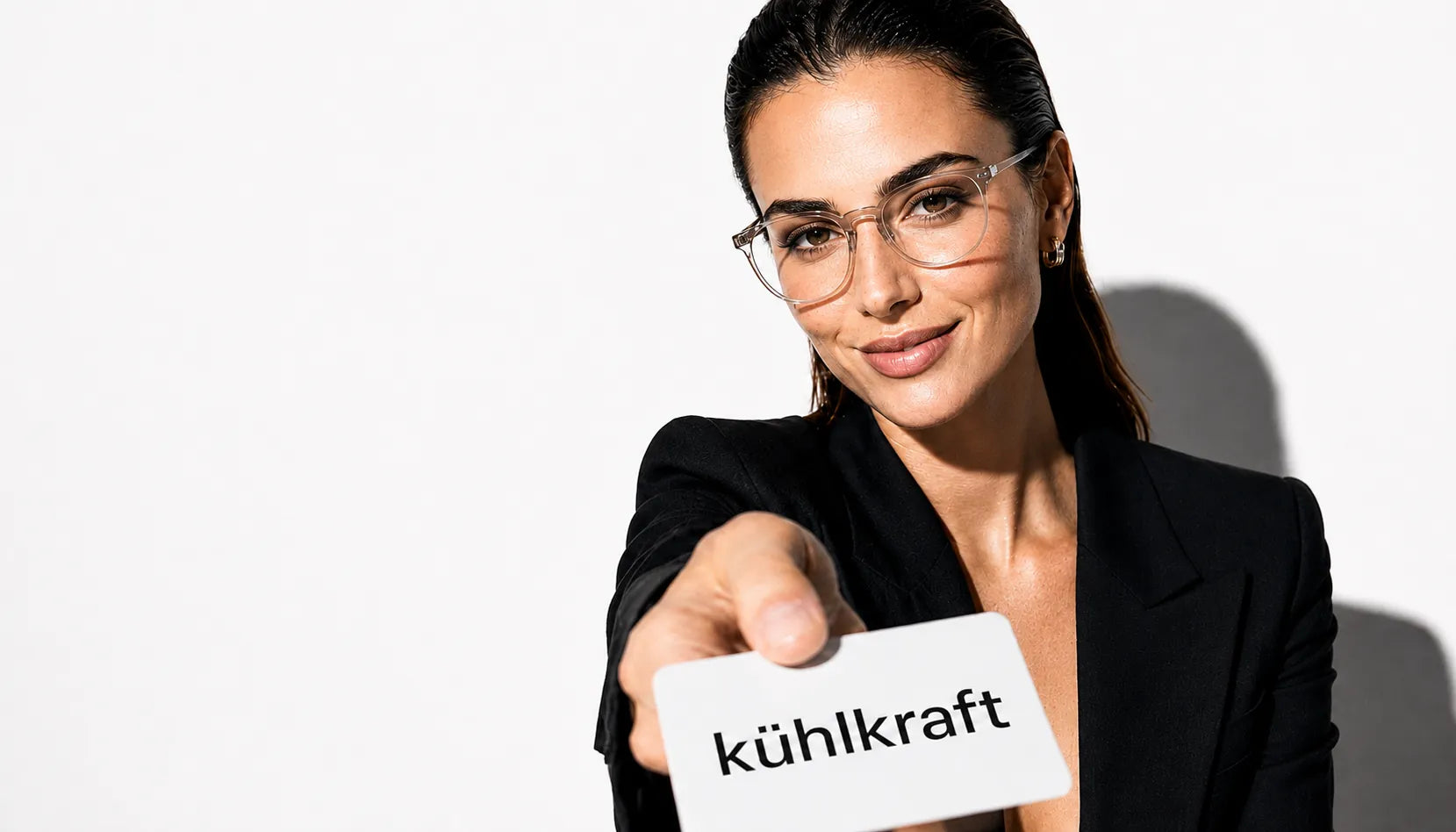 Frau hält kühlkraft Visitenkarte in die Kamera