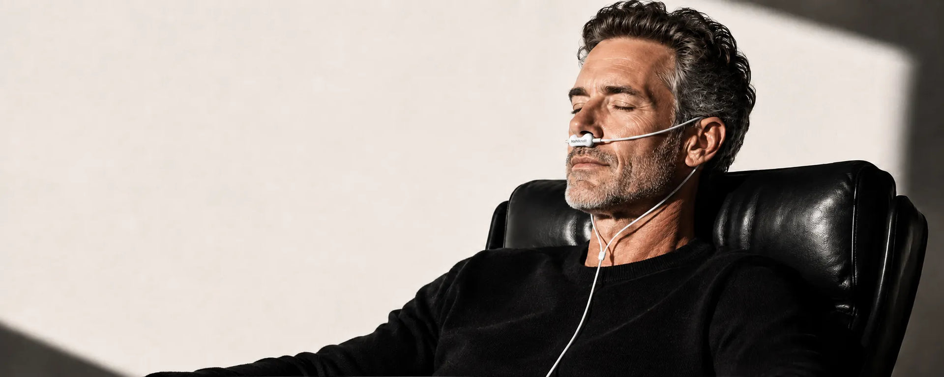 Mann bei entspannter Wasserstoffinhalation-Therapie