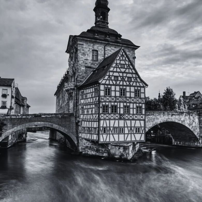 Historisches Alte Rathaus Bamberg auf einer Brücke über die Regnitz