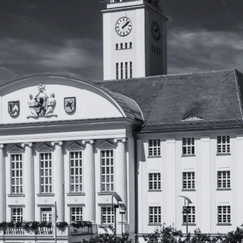 Rathaus Sonneberg mit Uhrturm und Säulenfassade in Schwarz-Weiß